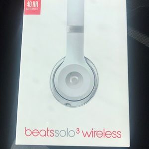 WIRELESS SILVER BEATS BY DRE. Solo 3